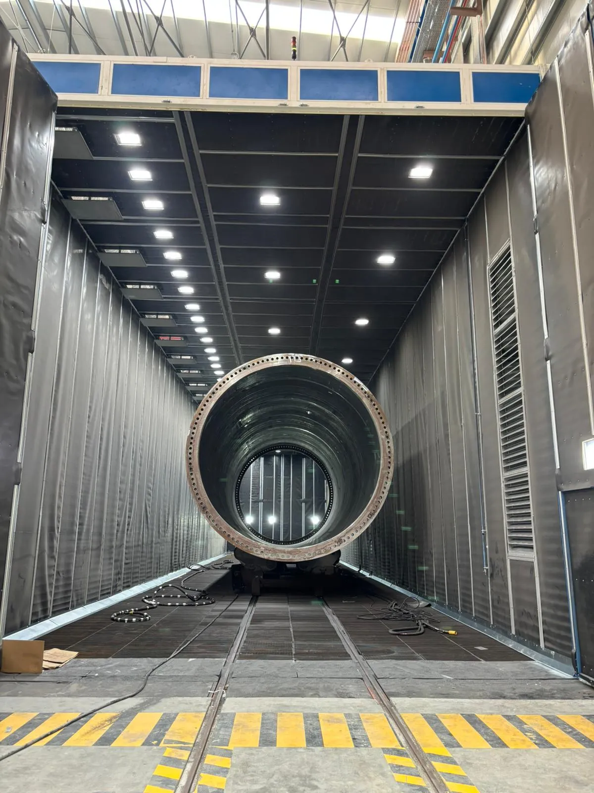 Cabine de peinture industrielle pour pièces de très grandes dimensions