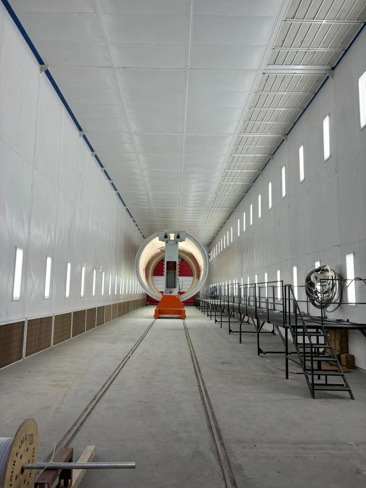 Cabine de peinture industrielle grande longueur pour pièces de grandes dimensions