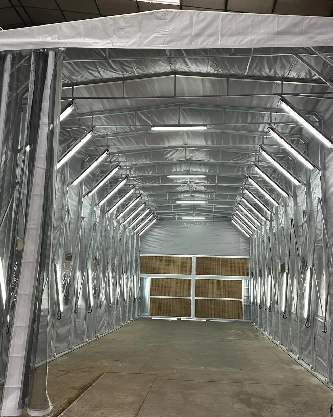 Intérieur d’une cabine de peinture rétractable éclairée
